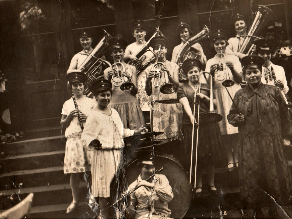 Damen mit Instrumenten um 1930