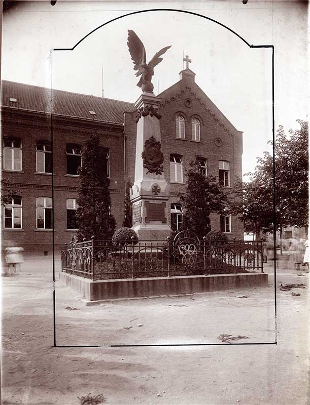 16832